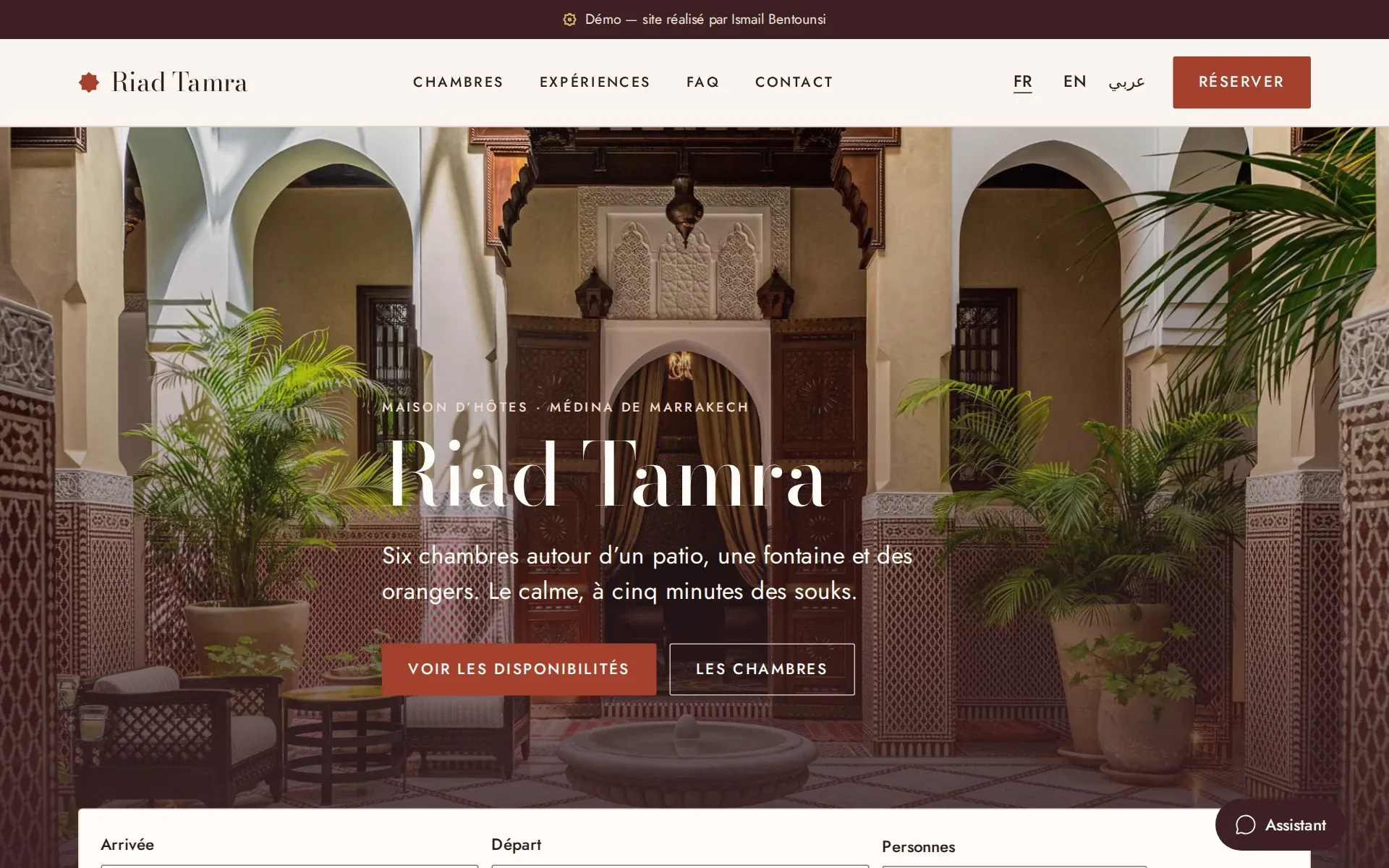 Page d’accueil de la démo Riad Tamra : photo du patio, nom du riad et bouton « Voir les disponibilités ».